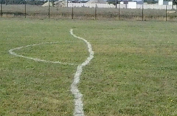 Hanya Di Rumania, Garis Lapangan Dibuat Asal-Asalan