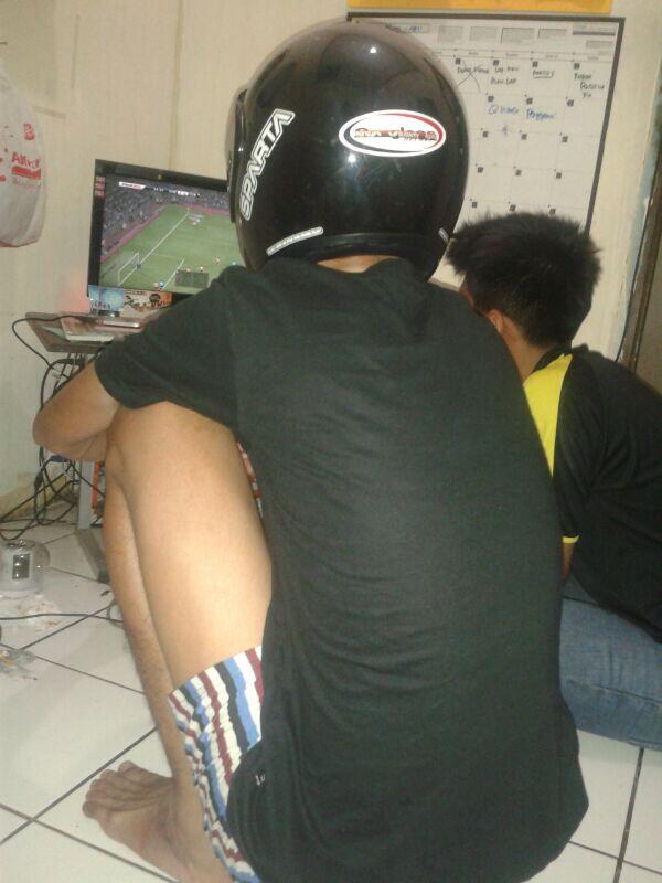 agan jago maen pes? ni die gan hukuman yang kalah men pes biar greget