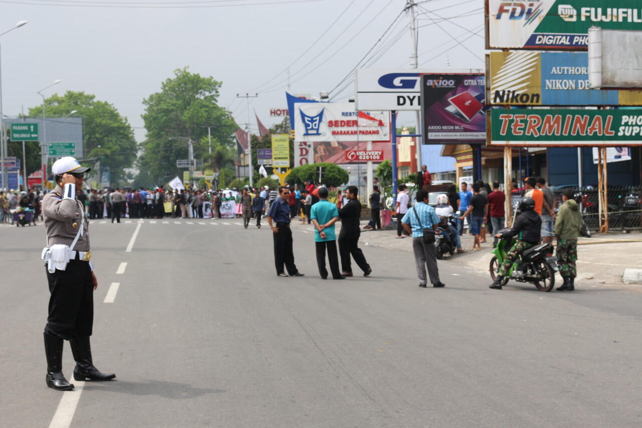 AKSI DEMO MAHASISWA STAIN BUKITTINGGI TUNTUT KEADILAN MA