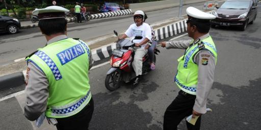 Dirazia, orang ini cakar dan ancam polisi dengan batu 2 kg