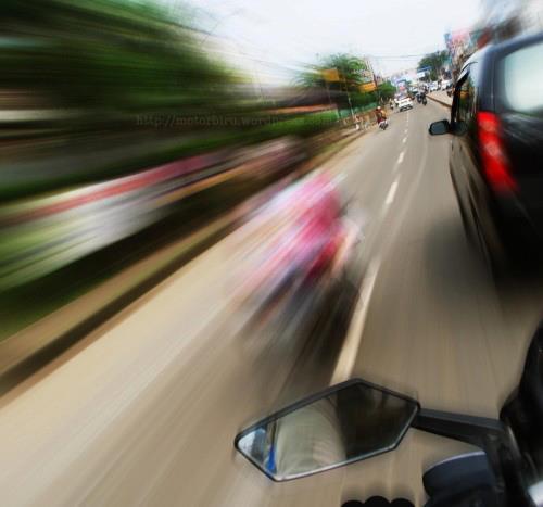 Menyalakan Lampu Bagi Sepeda Motor Di Siang Hari Adalah Aturan Konyol?