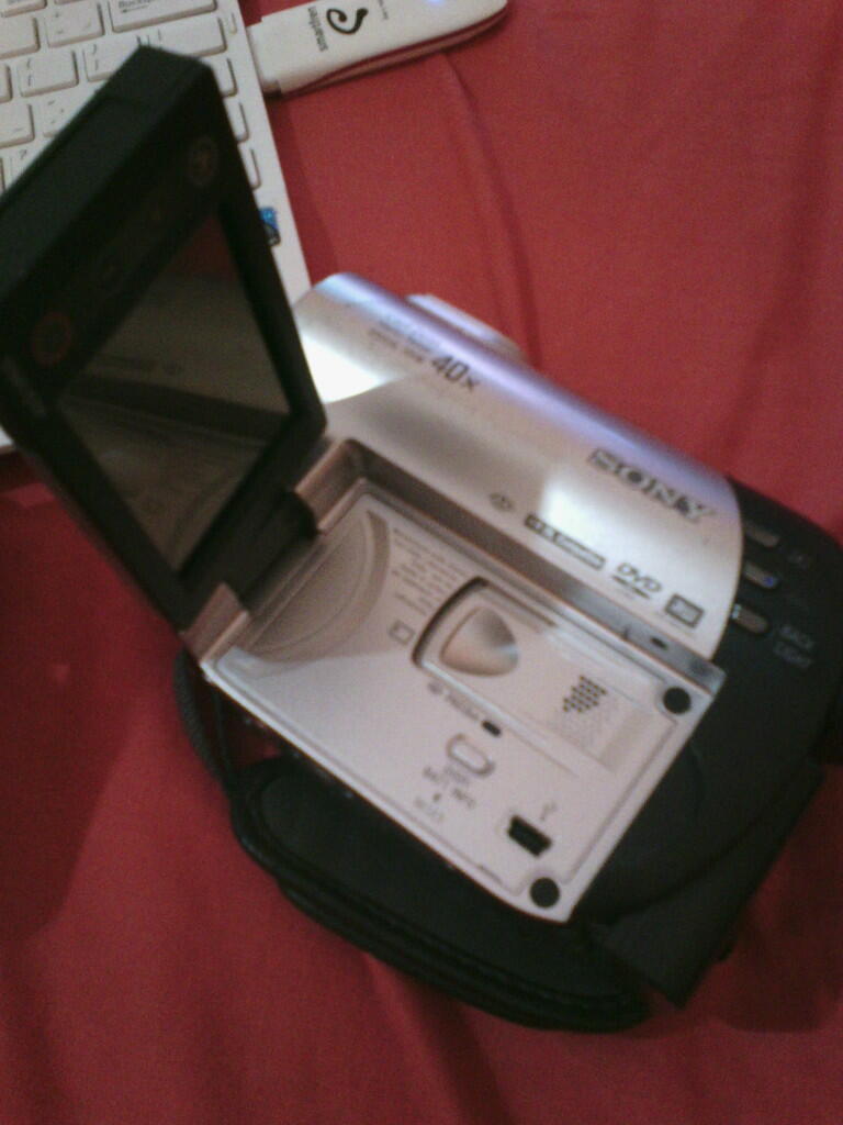 Dijual Handycam Sony DCR DVD608 Carl Zeiss 40x Optical Zoom HANDYCAM+CHARGER. COD MLG