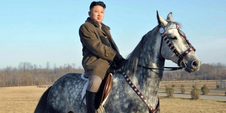 (NGAKAK)Pria Korut Wajib Tiru Gaya Rambut Kim Jong Un