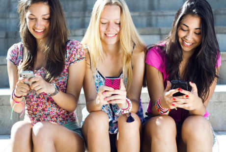 Bahaya Terlalu Sering SMS-an atau Chatting