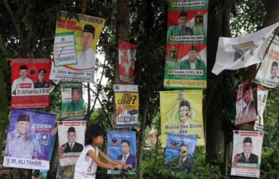Dasar Kalian Caleg Muka Pohon dan Muka Tiang Listrik!