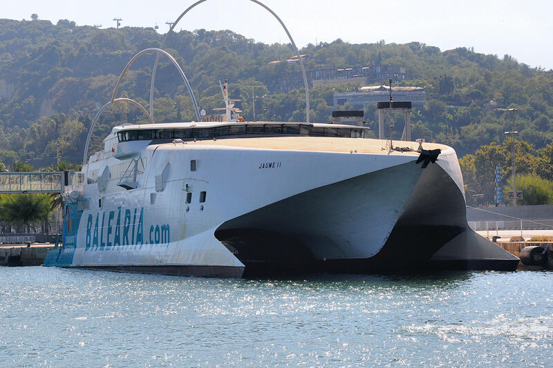 SOLUSI ANTRIAN DI PELABUHAN PENYEBERANGAN DENGAN HIGH SPEED FERRY