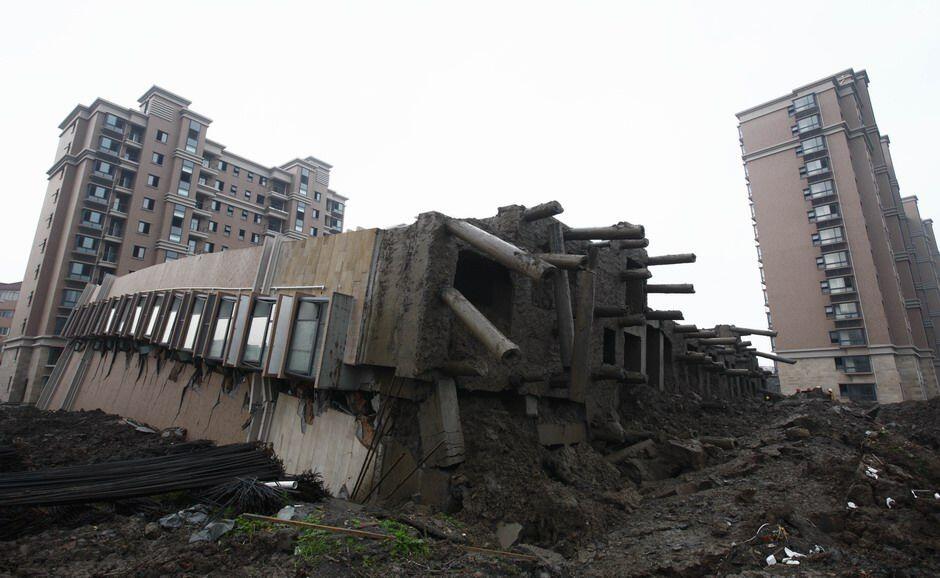 Apartemen China, ambruk tapi masih utuh