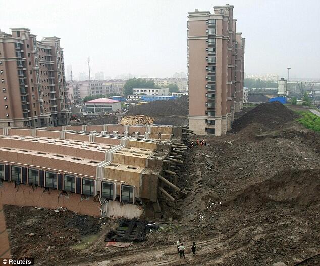 Apartemen China, ambruk tapi masih utuh