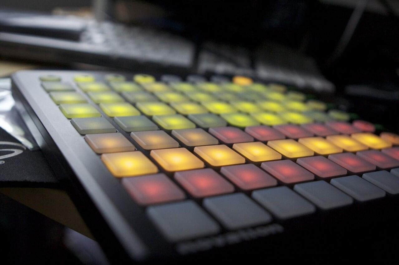 Nev Plays : Pemain LaunchPad Penuh dengan Light Effects Full Color!