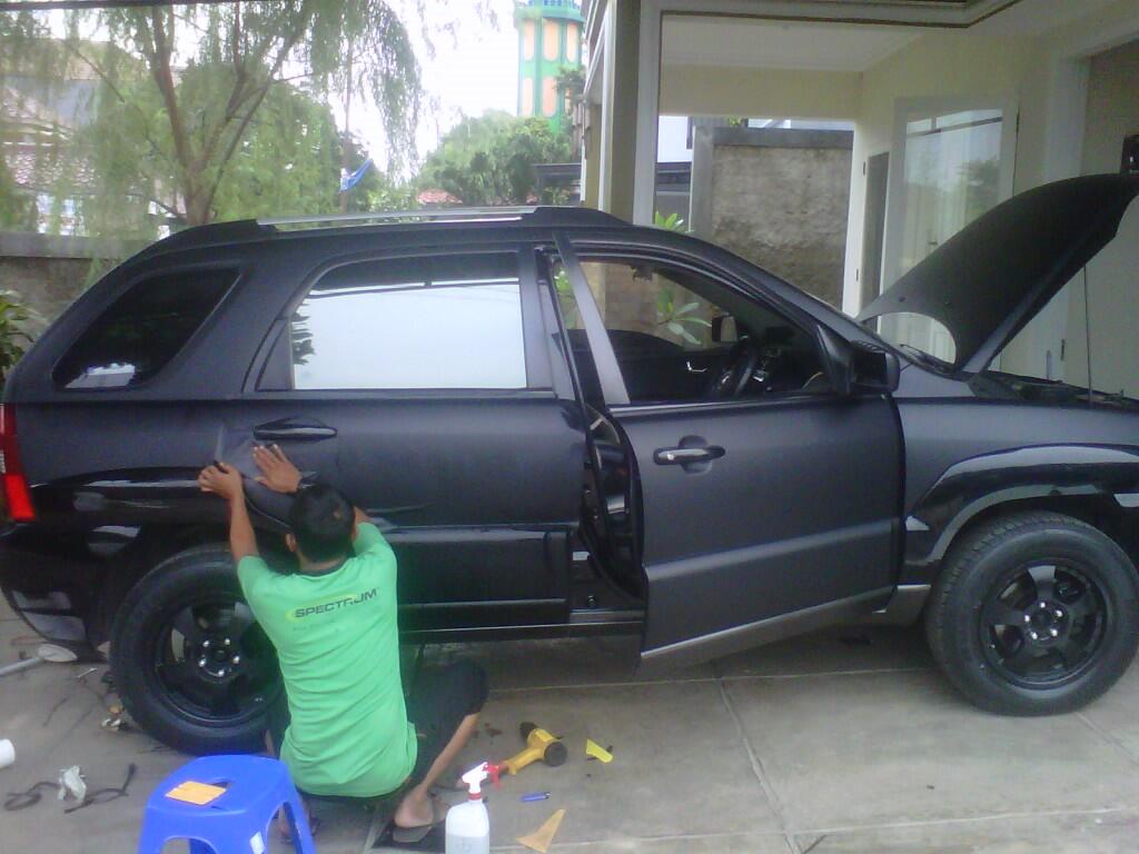 Jual wrapping dan cuting stiker  mobil  plus jasa pasang 