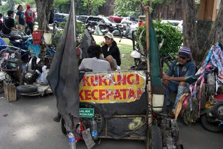 SEBUAH BUDAYA PERLAWANAN TERHADAP PARADE KEMEWAHAN DI MASYARAKAT