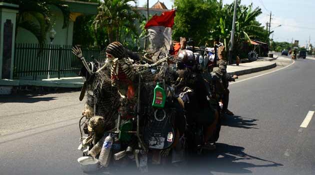 SEBUAH BUDAYA PERLAWANAN TERHADAP PARADE KEMEWAHAN DI MASYARAKAT