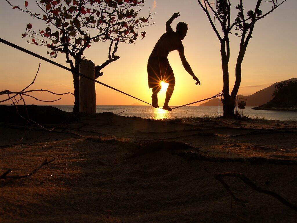 Mengenal Olahraga Slackline dan Trickline (T.O.P)