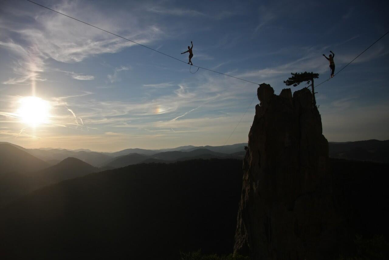 Mengenal Olahraga Slackline dan Trickline (T.O.P)