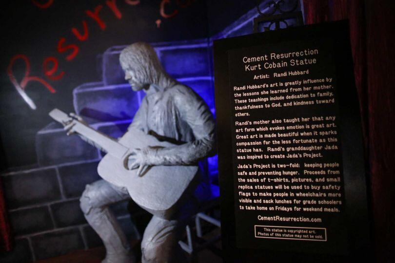 PATUNG KURT COBAIN MENANGIS DIRESMIKAN DI SEATTLE