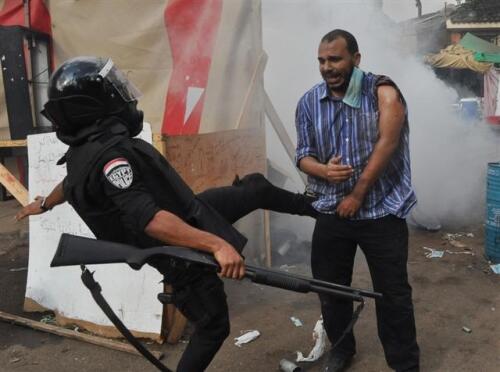 Kumpulan Foto Mencekam Bentrokan di Kairo,Antara Polisi dan Mahasiswa Pendukung Morsi