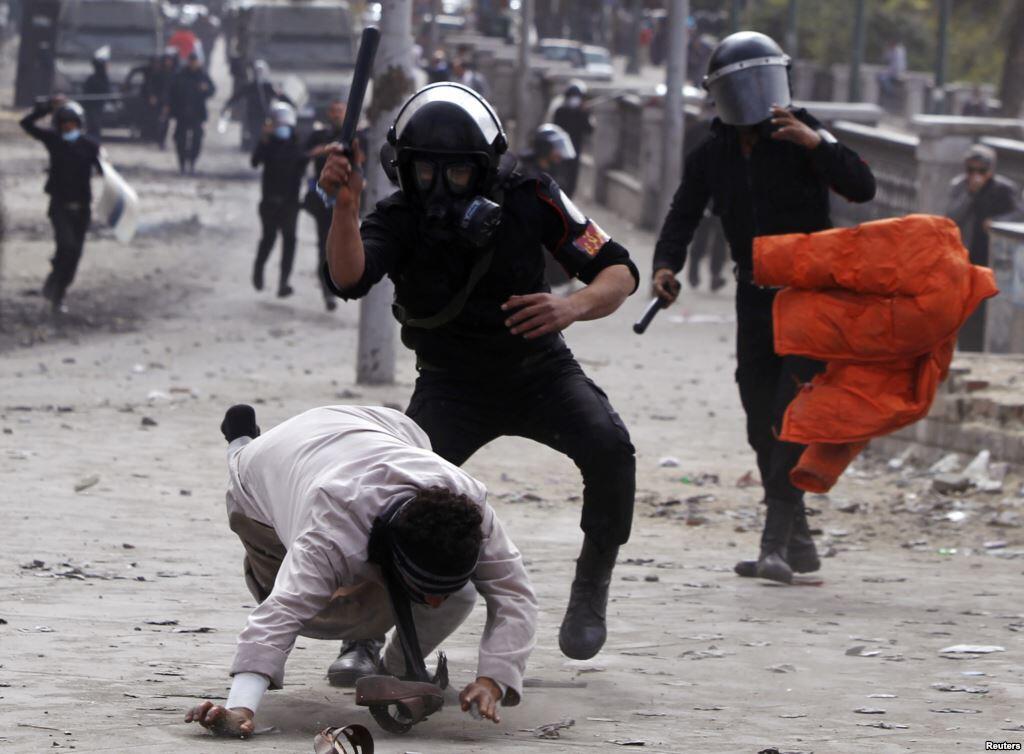 Kumpulan Foto Mencekam Bentrokan di Kairo,Antara Polisi dan Mahasiswa Pendukung Morsi