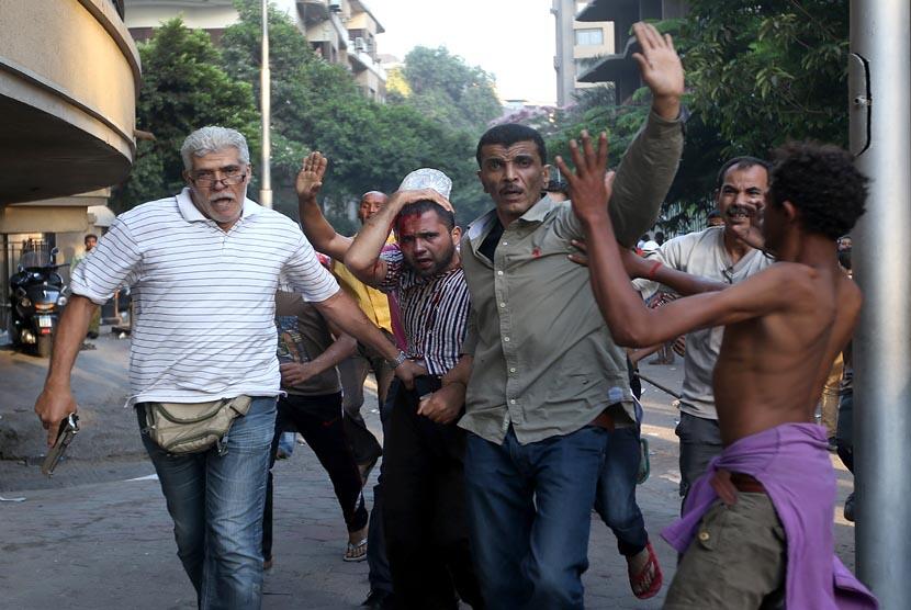Kumpulan Foto Mencekam Bentrokan di Kairo,Antara Polisi dan Mahasiswa Pendukung Morsi