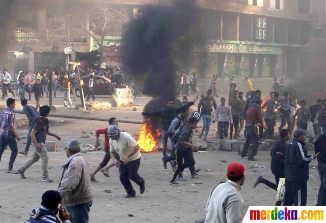 Kumpulan Foto Mencekam Bentrokan di Kairo,Antara Polisi dan Mahasiswa Pendukung Morsi