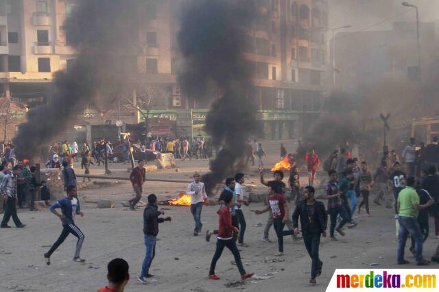 Kumpulan Foto Mencekam Bentrokan di Kairo,Antara Polisi dan Mahasiswa Pendukung Morsi