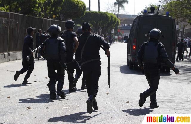 Kumpulan Foto Mencekam Bentrokan di Kairo,Antara Polisi dan Mahasiswa Pendukung Morsi