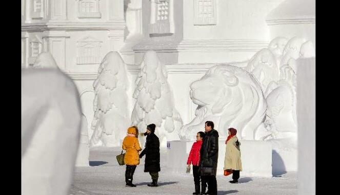 Sensasi Liburan di Istana Salju di China.