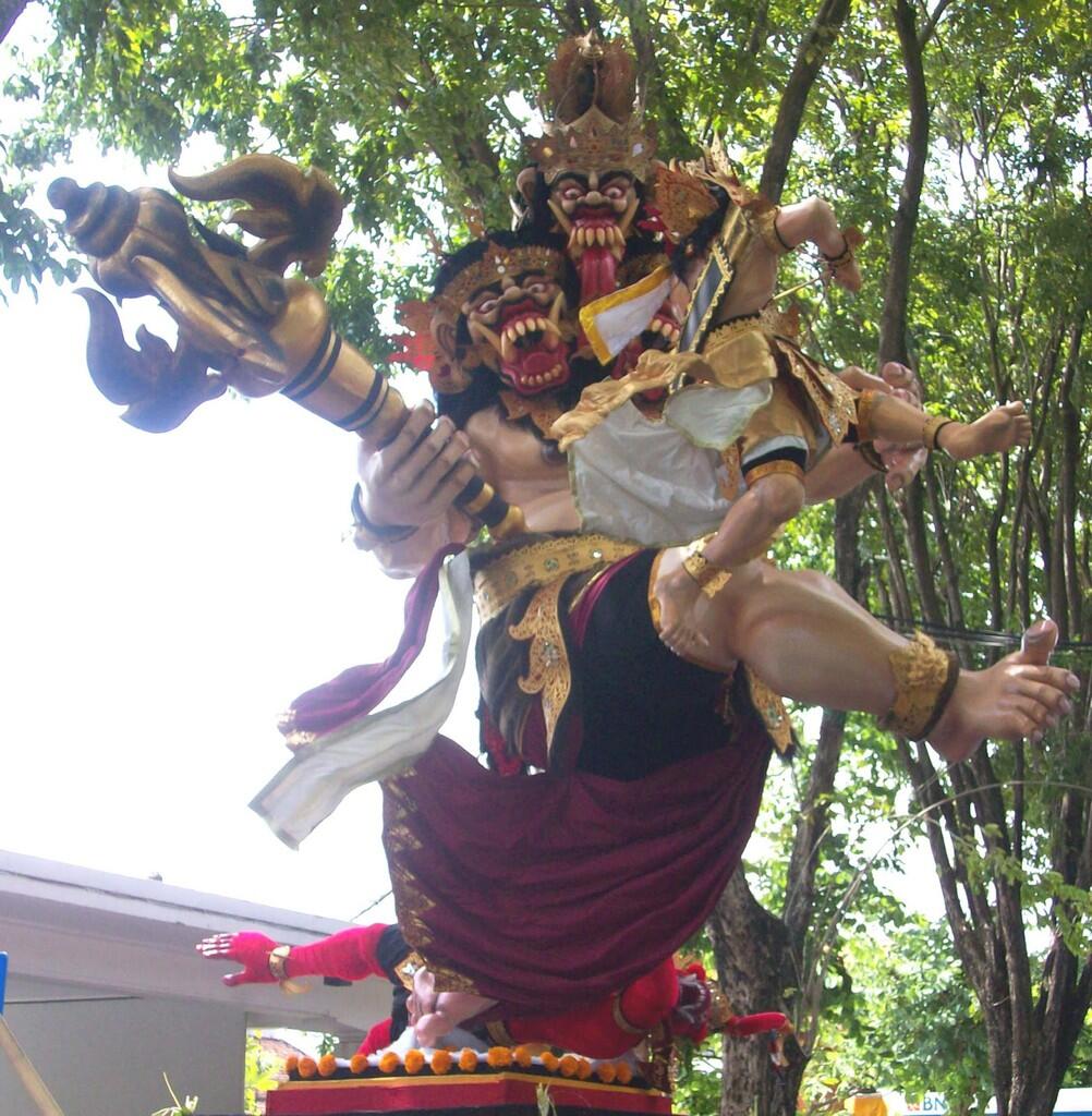 &#91;FULL PIC&#93; Jelang Nyepi, Warga Bali Arak Ogoh-ogoh Hari Ini - KEREN GAN !!!
