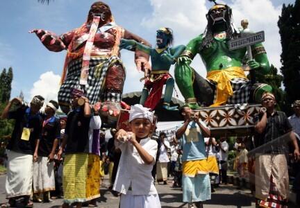 &#91;FULL PIC&#93; Jelang Nyepi, Warga Bali Arak Ogoh-ogoh Hari Ini - KEREN GAN !!!