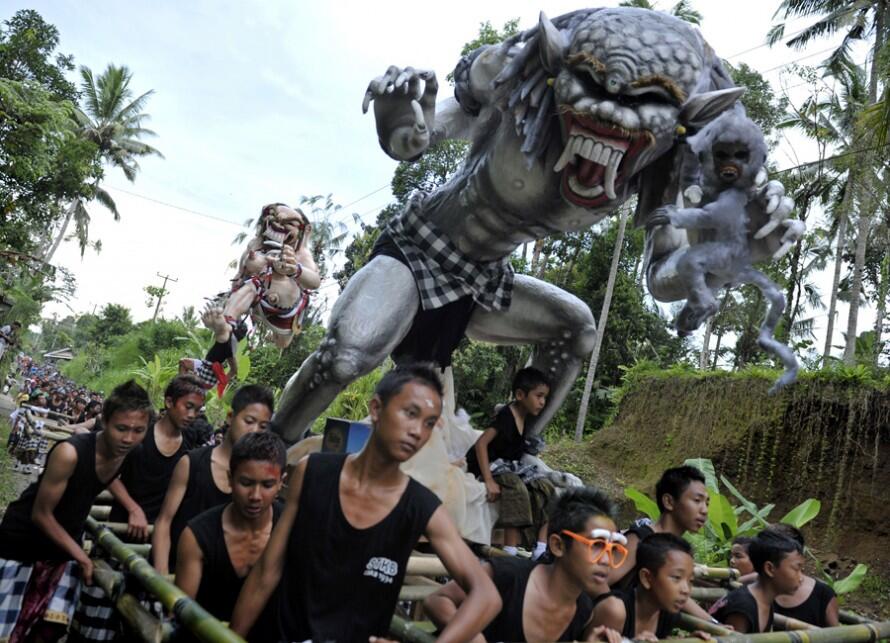&#91;FULL PIC&#93; Jelang Nyepi, Warga Bali Arak Ogoh-ogoh Hari Ini - KEREN GAN !!!
