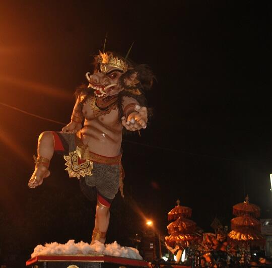 Serunya Pawai Ogoh Ogoh - Ngerupuk di BALI