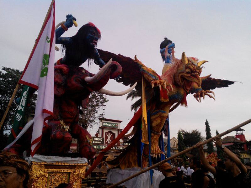 &#91;FULL PIC&#93; Jelang Nyepi, Warga Bali Arak Ogoh-ogoh Hari Ini - KEREN GAN !!!