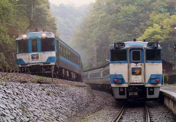 Stasiun Kereta Api Jepang membuat kursi tunggu unik untuk pencari jodoh
