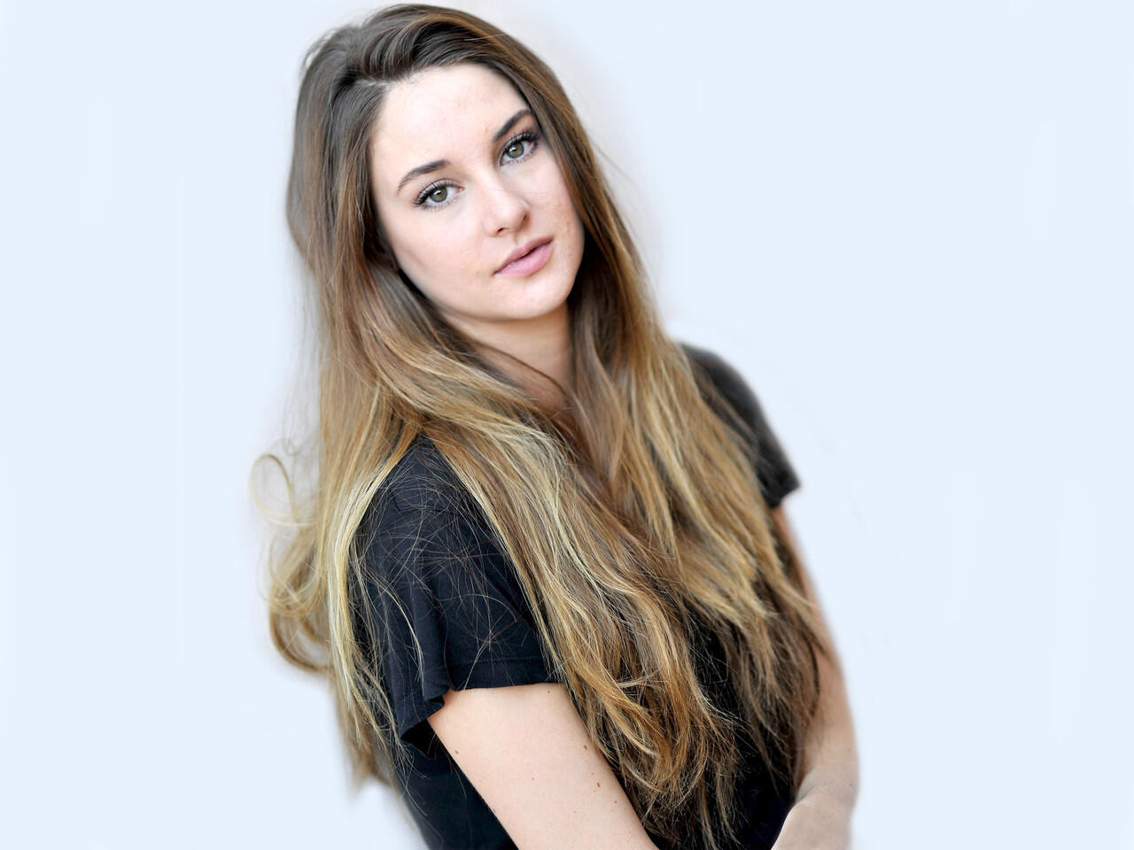 Shailene Woodley VS Melissa Theuriau (...real beauty talent...)
