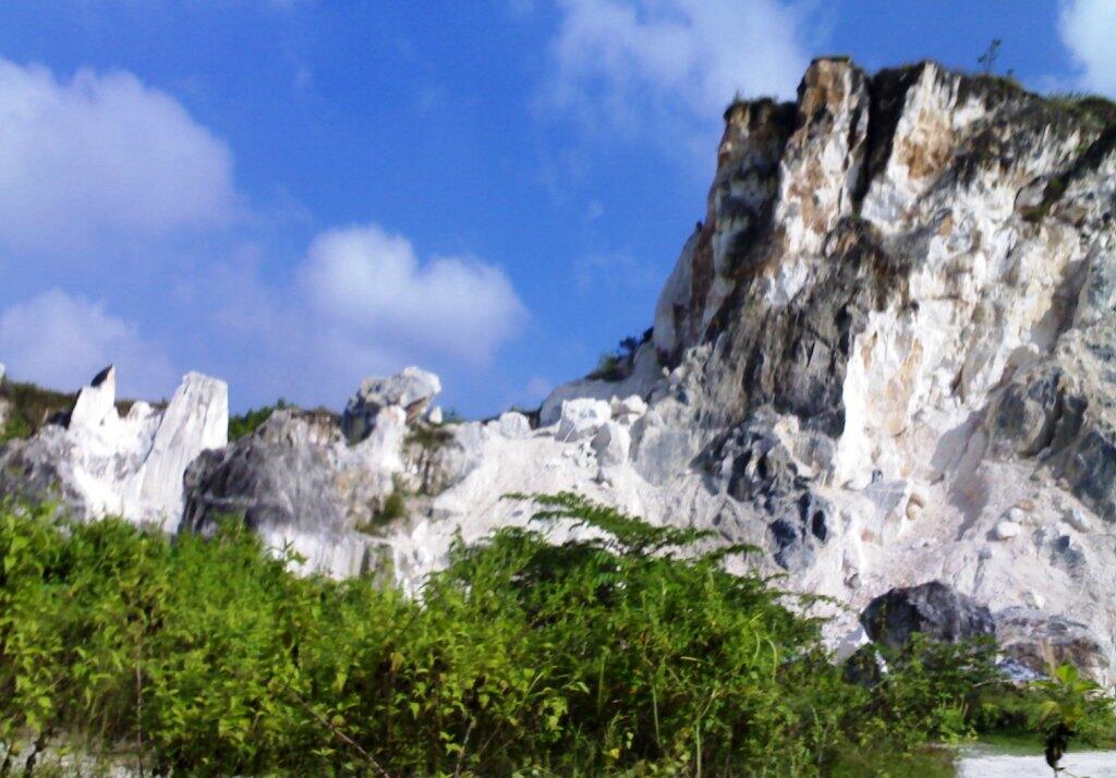 MANUSIA ITU ANEH (cerita seorang penambang batu)