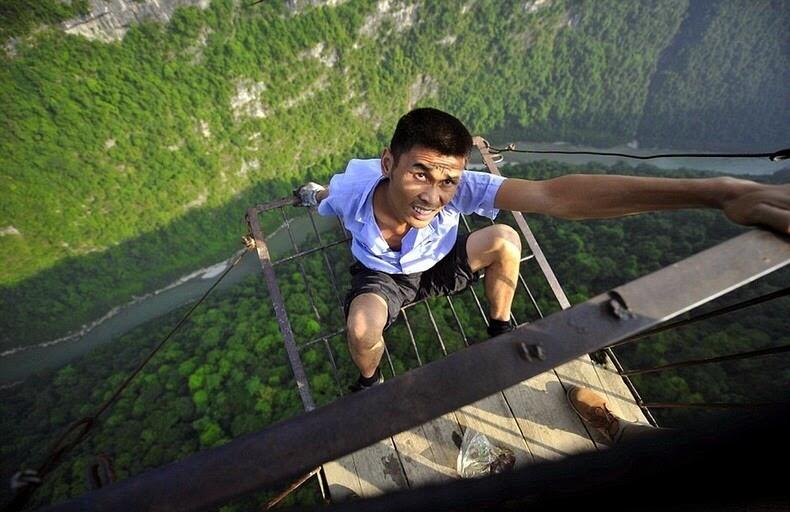 &#91;PIC&#93; Jembatan Tali yang Sangat Menantang Maut dan Berbahaya di China