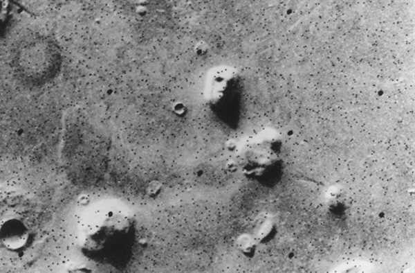 10 Pareidolia dan Ilusi Teraneh di Planet Mars