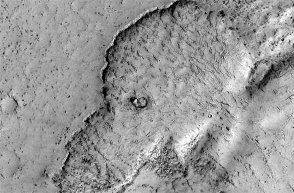10 Pareidolia dan Ilusi Teraneh di Planet Mars