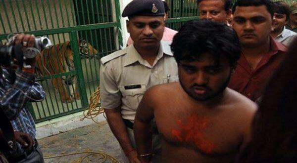 Pemuda India Coba Lawan Harimau di Kandangnya 