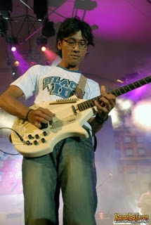 9 gitaris indonesia terbaik...yuk masuk...