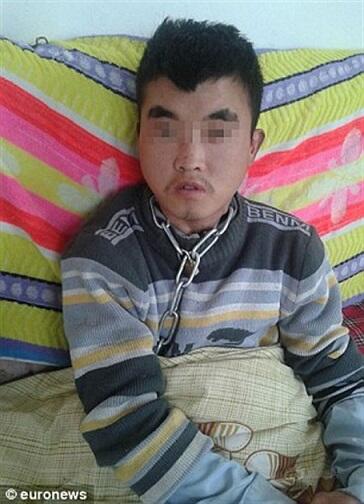 Berdasarkan kejadian ini, apakah tindakan ayah bener atau salah dgn merantai anaknya
