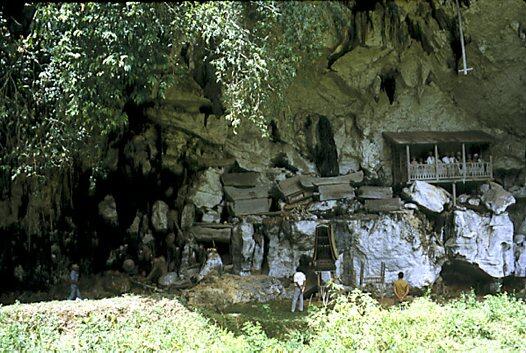 &#91;share&#93; Uniknya Londa, Makam Gua Batu yang Terletak di Atas Tebing di Toraja Utara