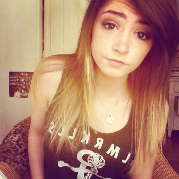 Siapa yang tak kenal Chrissy Costanza "Vokalis" band Against the Current !!