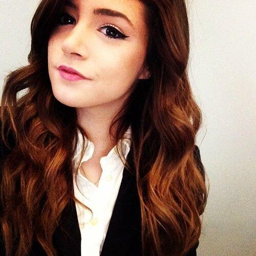 Siapa yang tak kenal Chrissy Costanza "Vokalis" band Against the Current !!