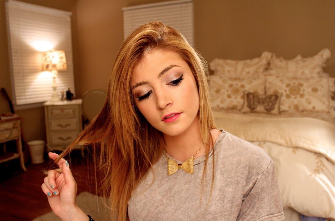 Siapa yang tak kenal Chrissy Costanza "Vokalis" band Against the Current !!