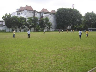 Kolese De Britto &#91;manuk manuk monggo, ayo masuk sini&#93;