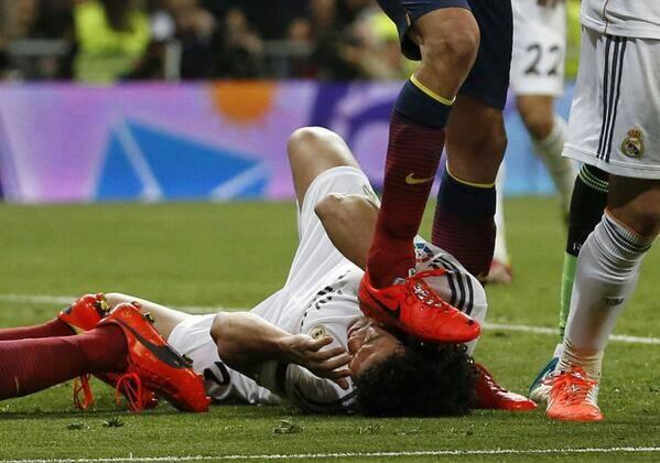(Pict) Ini Sergio Busquets disengaja atau tidak disengaja ?