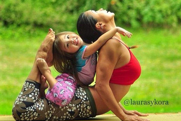 Wah, Lucunya Kolaborasi Pose Yoga Ibu dan Anak Ini