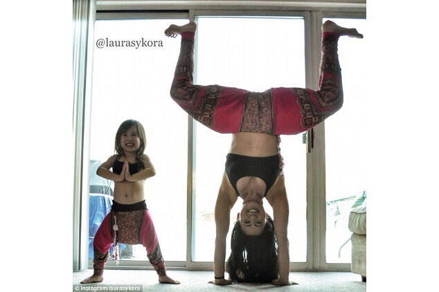 Wah, Lucunya Kolaborasi Pose Yoga Ibu dan Anak Ini