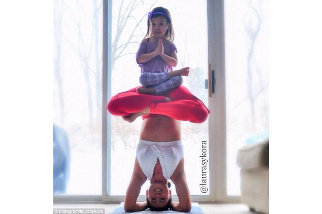 Wah, Lucunya Kolaborasi Pose Yoga Ibu dan Anak Ini