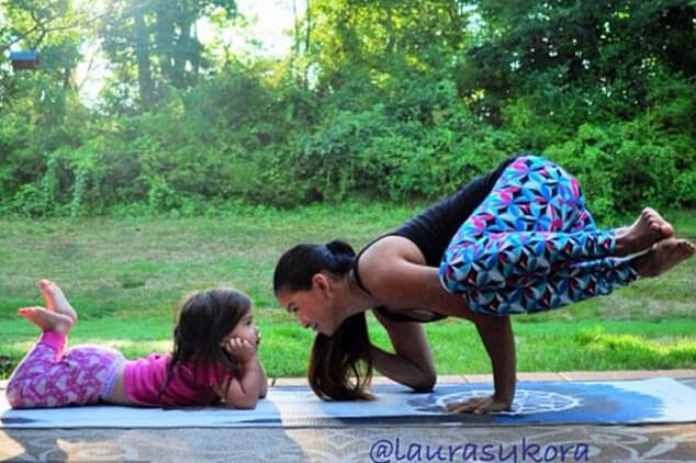 Wah, Lucunya Kolaborasi Pose Yoga Ibu dan Anak Ini